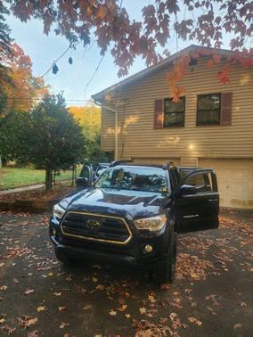 Black 2018 Toyota Tacoma SR5
