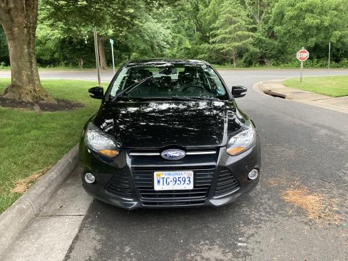 Photo 2 of 12 of 2012 Ford Focus Titanium