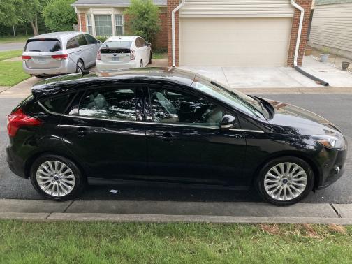 Photo 3 of 12 of 2012 Ford Focus Titanium