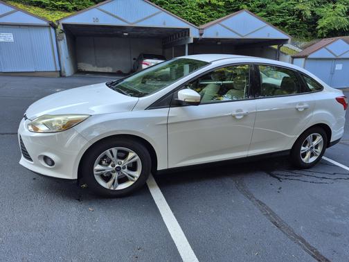 White 2013 Ford Focus SE
