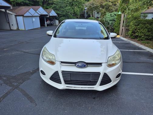 White 2013 Ford Focus SE