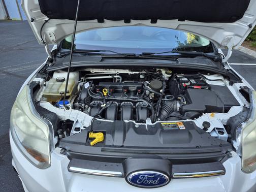 White 2013 Ford Focus SE