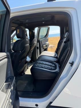 White 2023 Rivian R1T Adventure Performance Dual-Motor Large Package