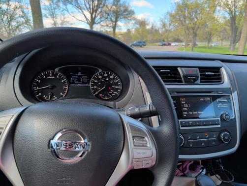 White 2018 Nissan Altima 2.5 S