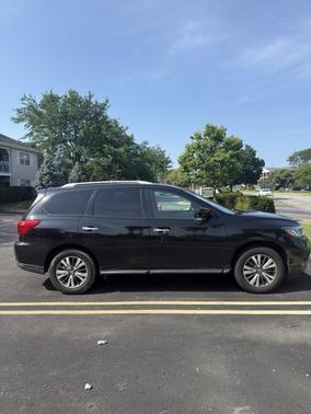 Black 2018 Nissan Pathfinder SV