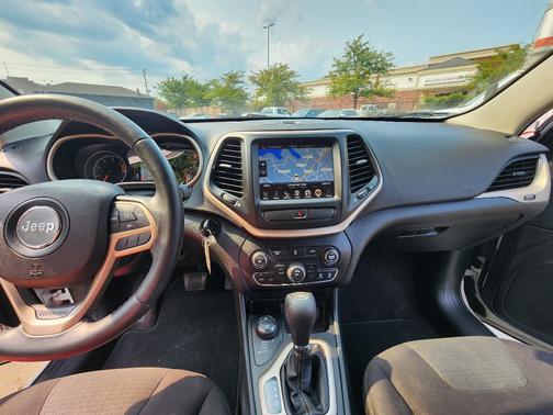 White 2017 Jeep Cherokee Latitude