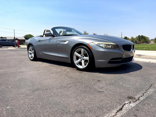 Gray 2009 BMW Z4 sDrive30i
