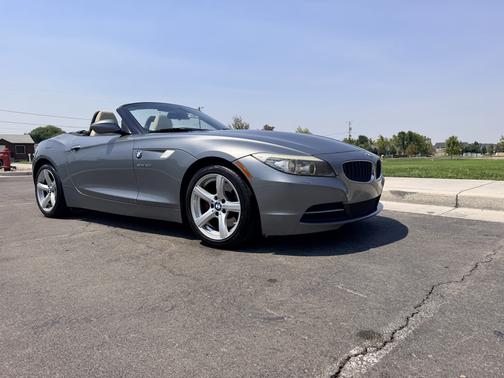 Gray 2009 BMW Z4 sDrive30i