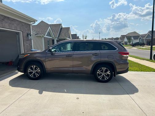 Brown 2017 Toyota Highlander LE