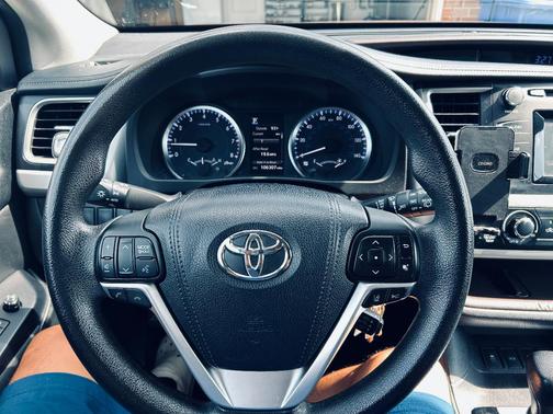 Brown 2017 Toyota Highlander LE