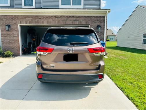 Brown 2017 Toyota Highlander LE