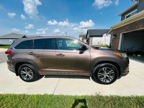 Brown 2017 Toyota Highlander LE