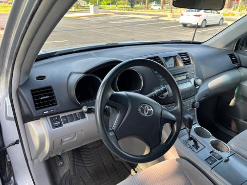 Silver 2009 Toyota Highlander Base