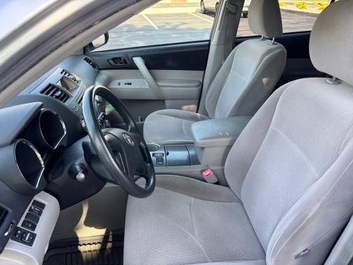 Silver 2009 Toyota Highlander Base