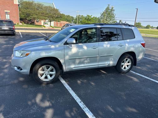 Silver 2009 Toyota Highlander Base