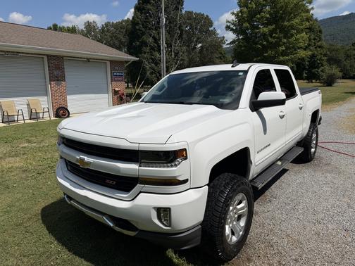 White 2017 Chevrolet Silverado 1500 2LT