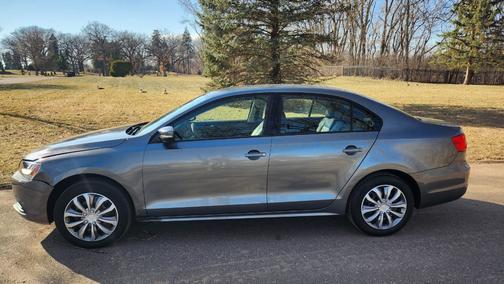 Gray 2012 Volkswagen Jetta SE