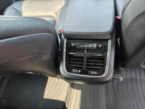 Gray 2020 Volvo XC90 T6 Momentum