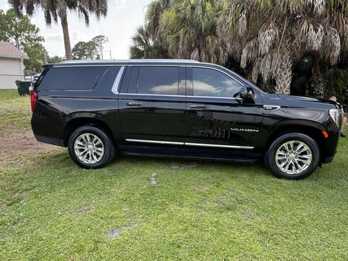 Black 2022 GMC Yukon XL SLT