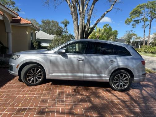 Gray 2019 Audi Q7 55 SE Premium