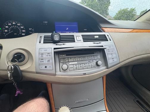 White 2007 Toyota Avalon XLS