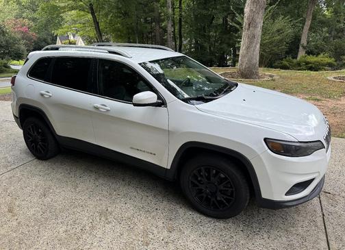 White 2019 Jeep Cherokee Latitude Plus