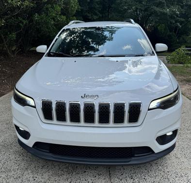 White 2019 Jeep Cherokee Latitude Plus