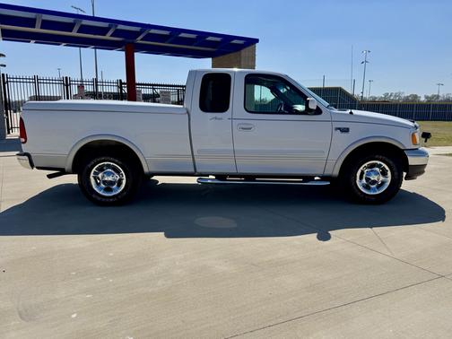 White 2002 Ford F-150 Lariat SuperCab