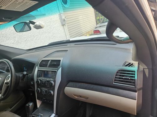 White 2015 Ford Explorer Base