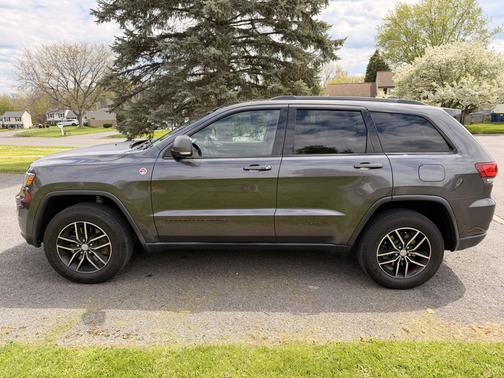 Gray 2017 Jeep Grand Cherokee Trailhawk