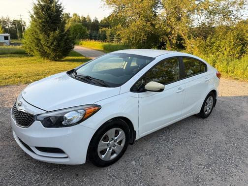 White 2016 Kia Forte LX
