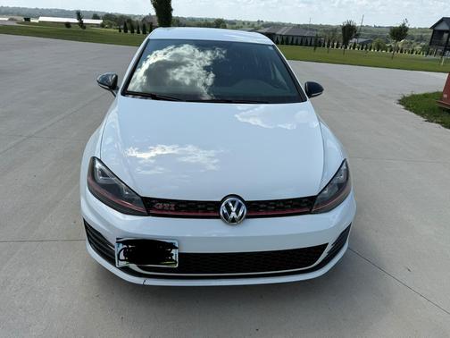 White 2017 Volkswagen Golf GTI SE 4-Door