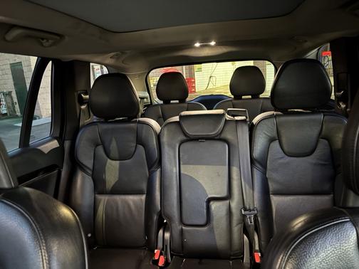 2017 Volvo XC90 T6 Momentum