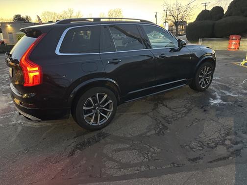 2017 Volvo XC90 T6 Momentum