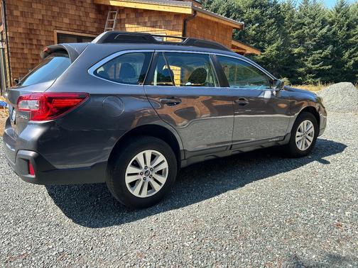 Gray 2018 Subaru Outback 2.5i
