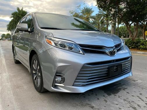 Photo 1 of 3 of 2018 Toyota Sienna L