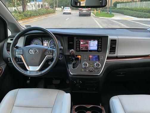 Photo 2 of 3 of 2018 Toyota Sienna L