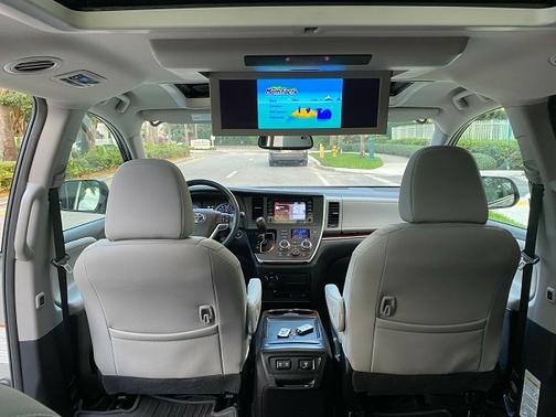 Photo 3 of 3 of 2018 Toyota Sienna L