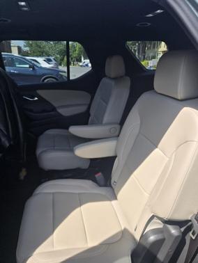 Green 2023 Chevrolet Traverse LT Leather