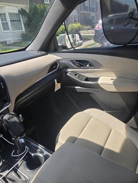 Green 2023 Chevrolet Traverse LT Leather