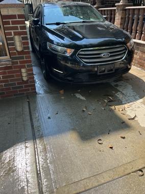 Black 2015 Ford Taurus SEL