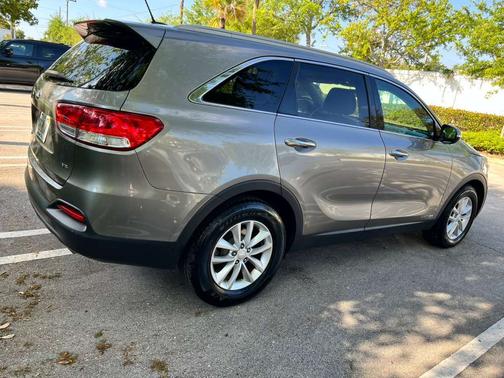 Gray 2017 Kia Sorento LX