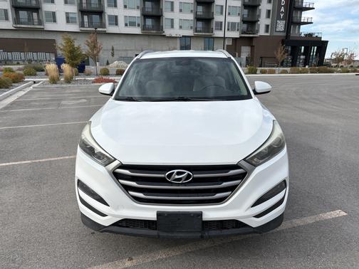 White 2018 Hyundai TUCSON SEL