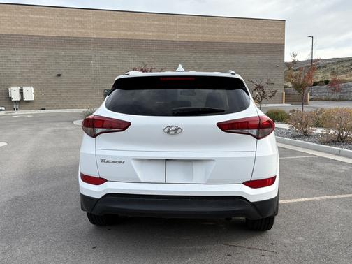 White 2018 Hyundai TUCSON SEL