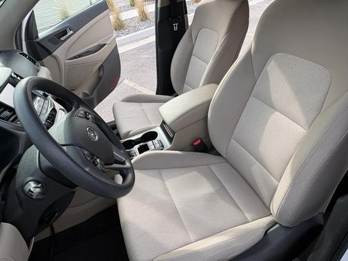 White 2018 Hyundai TUCSON SEL
