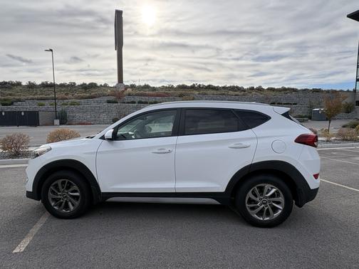White 2018 Hyundai TUCSON SEL