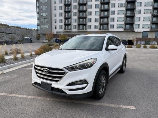 White 2018 Hyundai TUCSON SEL