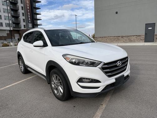 White 2018 Hyundai TUCSON SEL