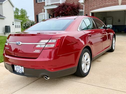 Red 2016 Ford Taurus SEL