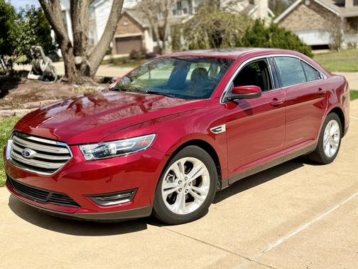 Red 2016 Ford Taurus SEL